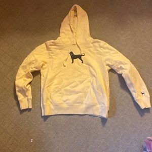 Black dog sweatshirt pastel yellow